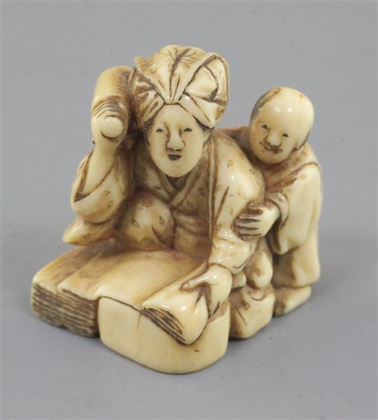 An ivory netsuke of a woman and child, 19th century, h. 3.1cm